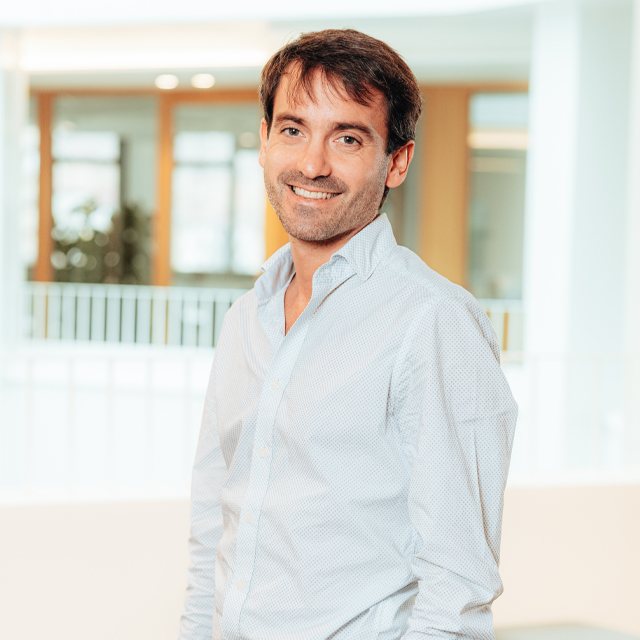 Ikerlan-tecnologia-detalle-foto-persona-contacto-peio-onaindia