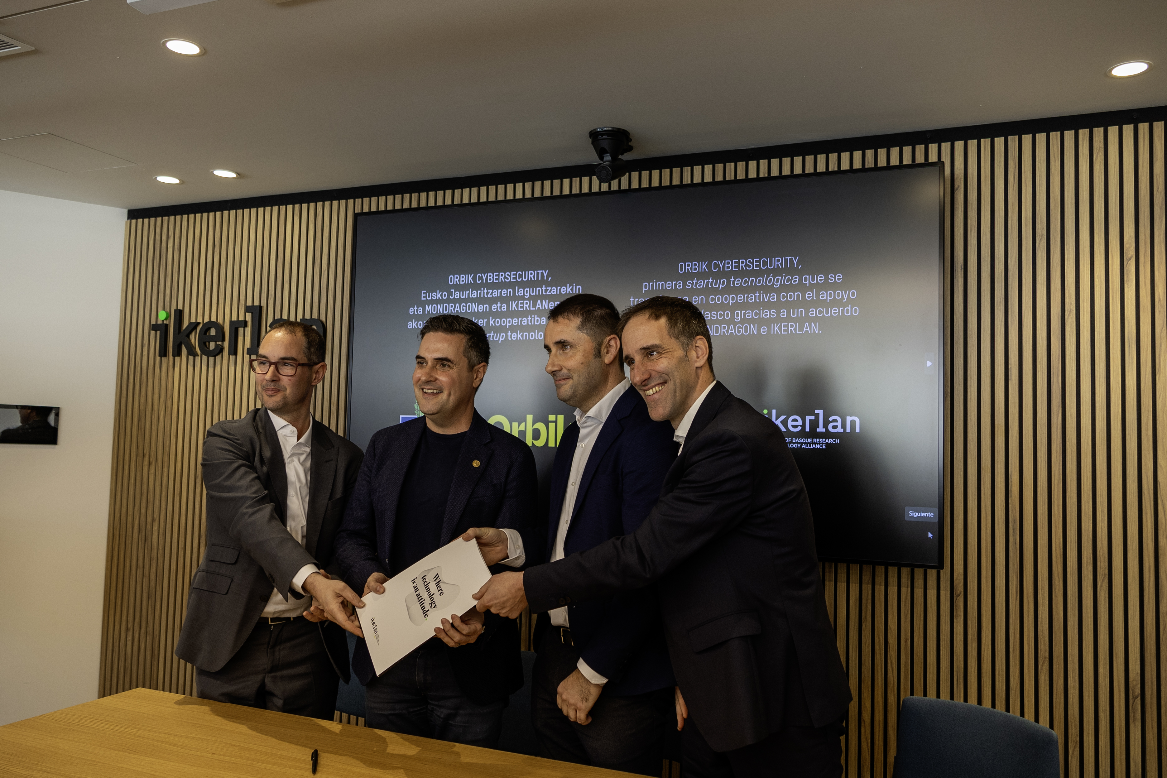 Firma del acuerdo que formaliza la transformación de la sociedad limitada ORBIK CYBERSECURITY en cooperativa
